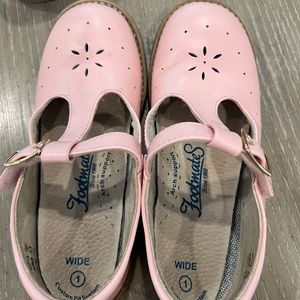 Footmates girls size 1 - comes with wide insert or regular inside